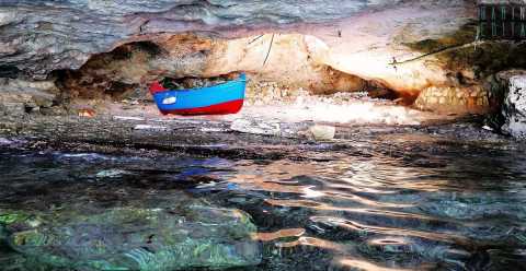 Mare color smeraldo e spiaggette nascoste: sono le sorprendenti grotte di Capitolo